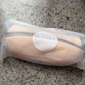 New Moonkie silicone baby bibs